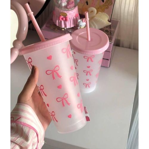 The bow mug is suitable for both hot and cold drinks. It comes with a lid and straw. Capacity 700 ml. The mug is pink.