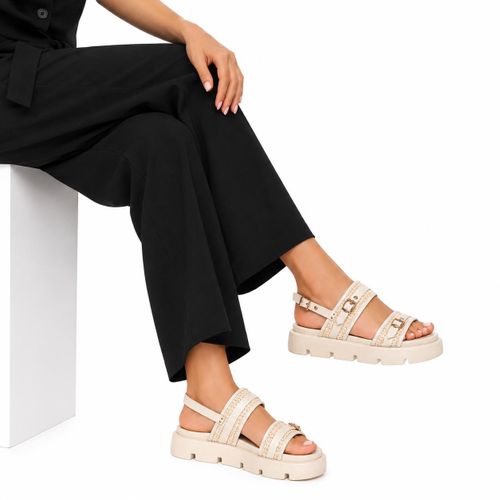 A stylish women's sandal that combines modern design with exceptional comfort, offering a sophisticated look suitable for various occasions