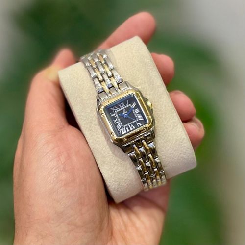 Unisex wristwatch with a classic design, made of metal.