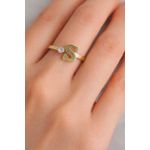 خاتم من الفولاذ المقاوم للصدأ مطلي بالذهب أنيق ورقيق، مقاس 17، مع حجر بحرف من الفولاذ المقاوم للصدأ.