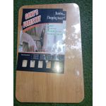 لوح تقطيع سميك بسطح متين وحواف غير قابلة للانزلاق للثبات المثالي أثناء العمل في المطبخ.