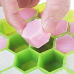 product_image_name-Generic-قالب مكعبات ثلج سيليكون مرن شكل خلية نحل بغطاء من ويندباز، ب37 فتحة، مرن وناعم مناسب للفريزر لصنع مكعبات صغيرة (متعدد الالوان) (1)-3