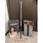 product_image_name-Generic-مساحة موب مسطحة احترافية ونظام دلو مع عجلات، وسادتان لإعادة التعبئة، تصميم ذاتي العصر، رمادي وبرتقالي.-1