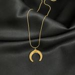 product_image_name-VILLMAR-قلادة سلسلة ذهبية بتصميم ثعبان مع قلادة هلال مزخرفة وحلية حجرية-2