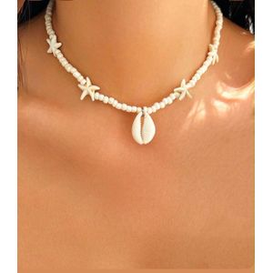 Bracelets عقد أنيق يعكس جمال الصيف بأسلوب "البوهو" العصري، يتميز بخرز أبيض ناصع يتناغم مع عناصر الطبيعة البحرية