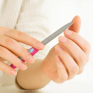 مبرد مزدوج الجوانب قوي ولكنه ناعم - خيارك المثالي للعناية بالأظافر وإزالة الجلد الزائد.