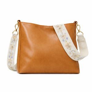 شنطة كتف لون جملى وسط – جلد PU مميز + حزام بزراع مشجر – أنيقة لليوميات والشغل