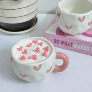 كوب قهوة بورسلين وردي أنيق وجذاب بتصاميم رائعة. كوب مثالي للاتيه والشاي، مناسب للمكتب أو المقهى، وللمشروبات الساخنة والباردة.