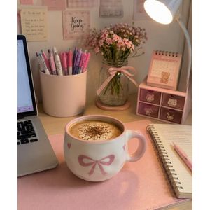 كوب قهوة بورسلين وردي أنيق وجذاب بتصاميم رائعة. كوب مثالي للاتيه والشاي، مناسب للمكتب أو المقهى، وللمشروبات الساخنة والباردة على حد سواء.