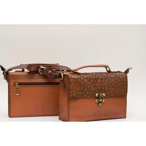 شنطة كروس شكل بوكس كلاسيك من الجلد الطبيعي هاند ميد، بطانة بوليستر ناعمة، مزودة بـ 3 سوستة ومقبض واحد وقفل شيك مع دراع كروس، مقاس 17 في 25 في 8 سم، تصميم عملي للاستخدام اليومي.