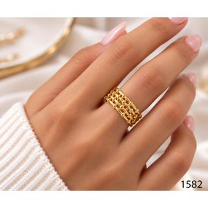 3Diamonds خاتم نسائي مطلي بالذهب بتصميم شبكي عريض ومميز، مقاس فري سايز قابل للتنسيق، إكسسوار أنيق وعصري يضيف لمسة فاخرة للوك اليومي والسهرات ومناسب كهدية شيك