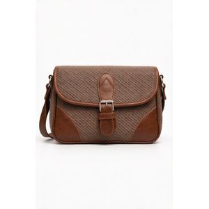 A stylish shoulder bag for men and women, featuring a classic design in dark brown with a metal closure and exquisite details.