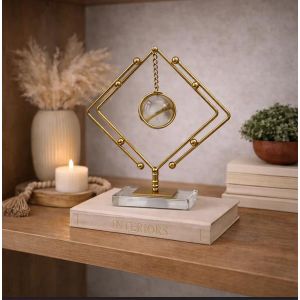 تحفة ديكورية هندسية مودرن بإطارين ماسيين ذهبيين وكرة كريستال معلقة