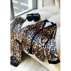 طقم بيجاما شتوي من الفرو المستورد بطبعة النمر - قطعتان