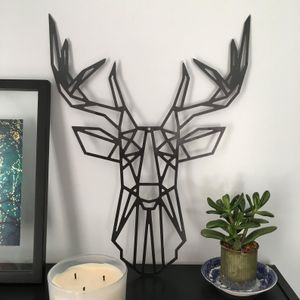 لوحة جدارية هندسية على شكل رأس غزال