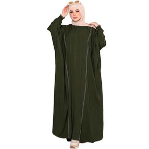 عباءة نسائية موديل فاخر بتصميم واسع وتفاصيل زينة جانبية، لون أخضر، مناسبة للمناسبات اليومية والرسمية