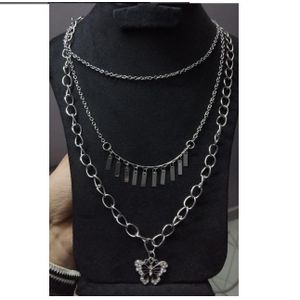 سلسلة نسائية متعددة الطبقات من الفولاذ المقاوم للصدأ بتصميم فراشة