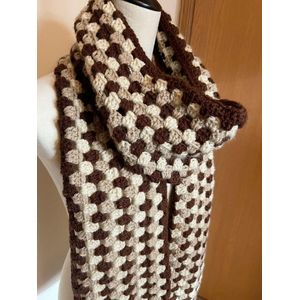 وشاح نسائي مصنوع يدويًا بالكروشيه