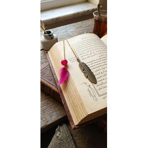 Elegant Feather-Design Metal Bookmark – A distinctive accessory for reading enthusiasts and a gift for book lovers.