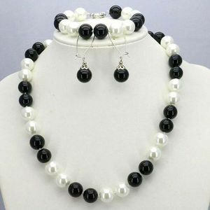 Loli Necklace With An Earring And Bracelet, A Wonderful Design