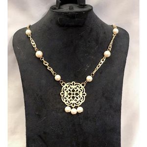 قلادة جميلة من الخرز الأبيض مع سلسلة ذهبية