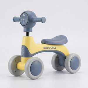 دراجة توازن للأطفال بأربع عجلات.