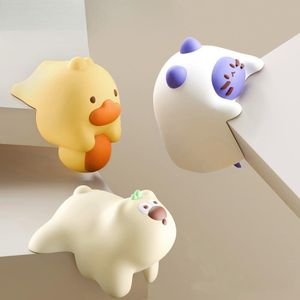 Silicone corner protectors for table edges to protect children from bumps, cartoon animal design, 4 pieces, easy to install, shock-absorbing and flexible, comes with adhesive for fixing, color and shape random