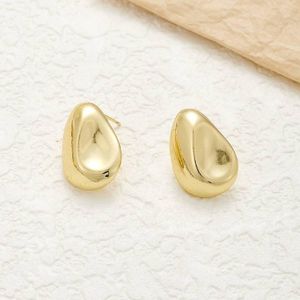 fluffy women accessories أقراط ذهبية بتصميم عضوي ناعم