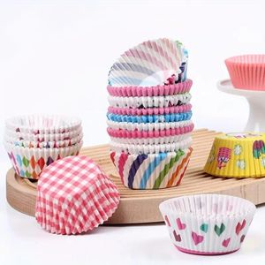 قوالب ورق لخبز الكب كيك والمافن بألوان متعددة، مجموعة أكواب خبز للاستعمال مرة واحدة بمقاس قياسي من سمارت باير، عبوة من 100 قطعة