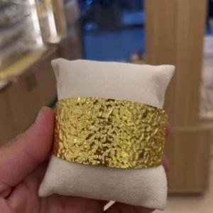 أسورة كف عريضة ستانلس ستيل مطلي ذهب بنقشة المطرقة وتأثير الصخور اللامع (Hammered Finish)