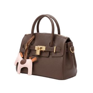  شنطة يد نسائية فاخرة بتصميم كلاسيكي وقفل معدني أنيق  - بني