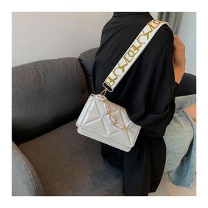 شنطة كروس بودي مبطنة بسلسلة – تصميم عصري أنيق