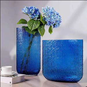 طقم من مزهرتين زجاجيتين خضراوين مزخرفتين - حجمان مختلفان