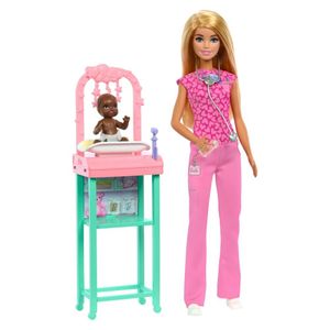 Mattel دمية باربي الشقراء في زي الطبيبة مع دمية طفل - JCR72