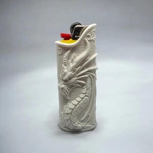 جراب ولاعة بتصميم التنين-لونه ابيض – قوة وفخامة في إيدك