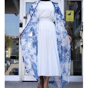 طقم نسائي أنيق مكون من ثلاث قطع (بلوزة بيضاء + تنورة مطوية + كيمونو شيفون أزرق فاتح )