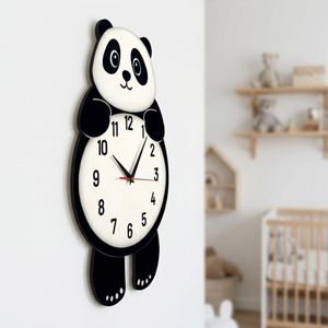 ساعة حائط ببندول متحرك بشكل باندا مع قدم متحرك، ألوان زاهية وجودة عالية، حركة هادئة بدون صوت، سهلة التعليق، تضيف لمسة ديكور جذابة وتناسب جميع الأذواق
