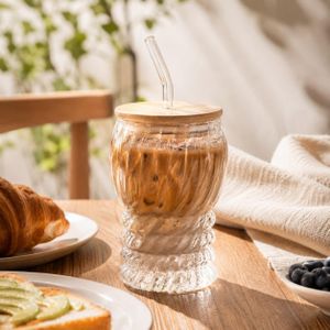 كوباية  ايس كوفي  زجاج بغطا خشب وشفاط،  شكلها شيك وعملي جدًا للاستخدام اليومي 
