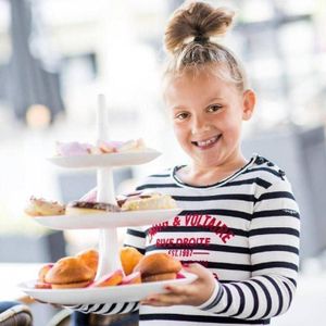 شيّالة كحك بلاستيك 3 دور كبيرة الحجم – ارتفاع 35 سم – تنظيم الكحك والحلويات بطريقة عملية وأنيقة