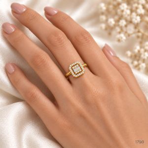 3Diamonds خاتم حريمي مطلي بالذهب بتصميم هندسي مربع وفصوص شفافة لامعة، خاتم مفتوح قابل للتعديل بتفاصيل عصرية أنيقة للمناسبات والخروجات والهدايا وإطلالة نسائية شيك ومميزة