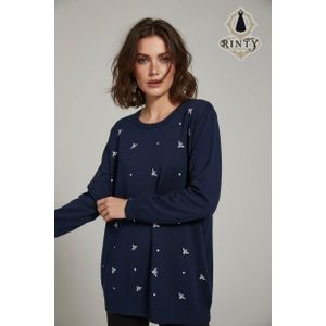 سويت شيرت كحلي بواسع بتطريز نحل ونقاط شبيهة باللؤلؤ.