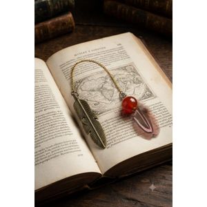 Elegant Feather-Design Metal Bookmark – A distinctive accessory for reading enthusiasts and a gift for book lovers.