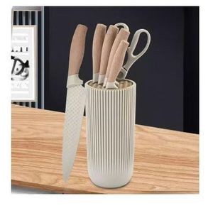 مجموعة سكاكين عالية الجودة مع حامل أنيق، حادة ومتينة، لتنظيم مثالي وأداء متميز في المطبخ.