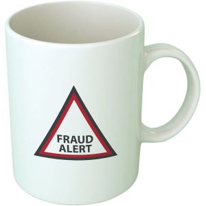 فنجان قهوة "أبتيتود" مع تحذير من الاحتيال - أبيض