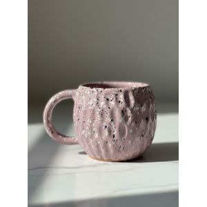 كوب بورسلين مصنوع يدويًا - كأس حجرية 350 مل مع طلاء مبرقش وردي وسطح مضلع محكم، مقبض مريح للقهوة والشاي