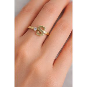 خاتم من الفولاذ المقاوم للصدأ مطلي بالذهب أنيق ورقيق، مقاس 17، مع حجر بحرف من الفولاذ المقاوم للصدأ.