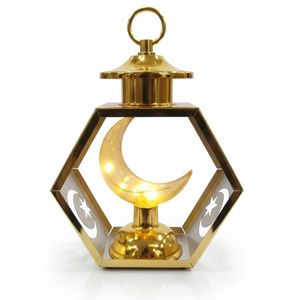 فانوس رمضان ذهبي بتصميم هندسي حديث