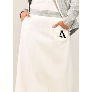 جيبة حريمي ماكسي A Line 100% قطن ميلتون بجيوب امامية وتطريز ابليك – ابيض بحزام رمادي 