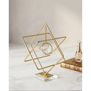 قطعة ديكور ذهبية بتصميم هندسي ثلاثي الأبعاد - متداخلة مع كرة زجاجية معلقة وقاعدة كريستالية - مودرن.