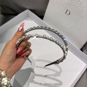 طوق رأس أنيق فضي اللون مرصع بأحجار الراين الكريستالية، مثالي لحفلات التخرج والمناسبات الرسمية وحفلات الزفاف.